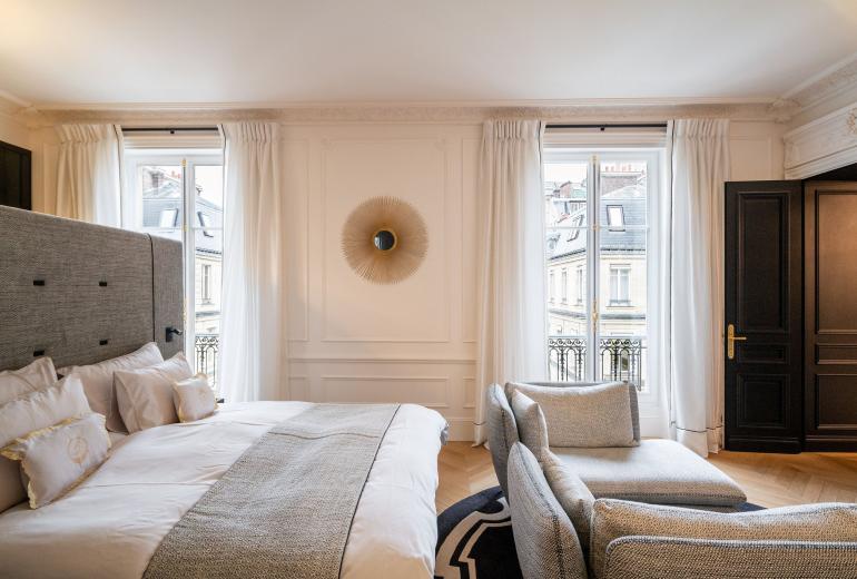 Par047 - Luxurious Duplex on Avenue George V