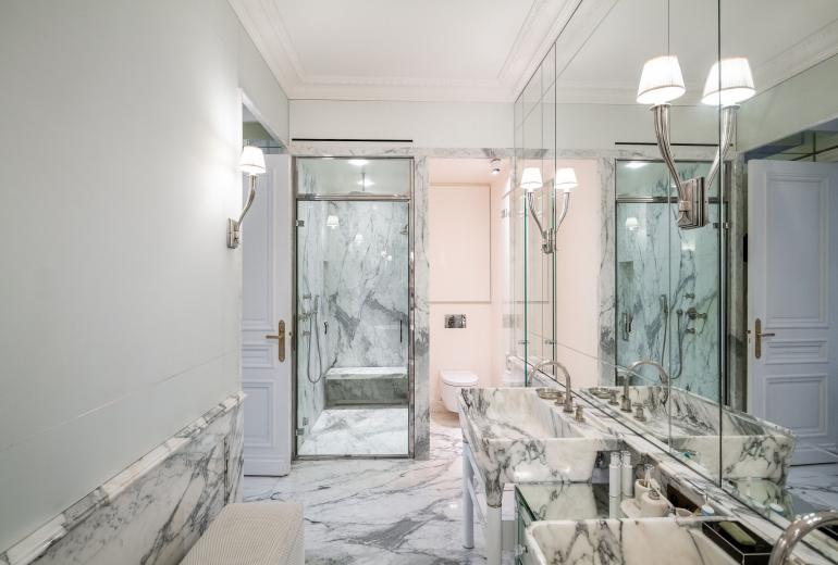 Par047 - Luxurious Duplex on Avenue George V