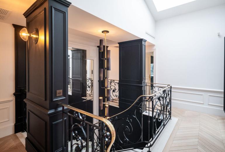 Par047 - Luxurious Duplex on Avenue George V