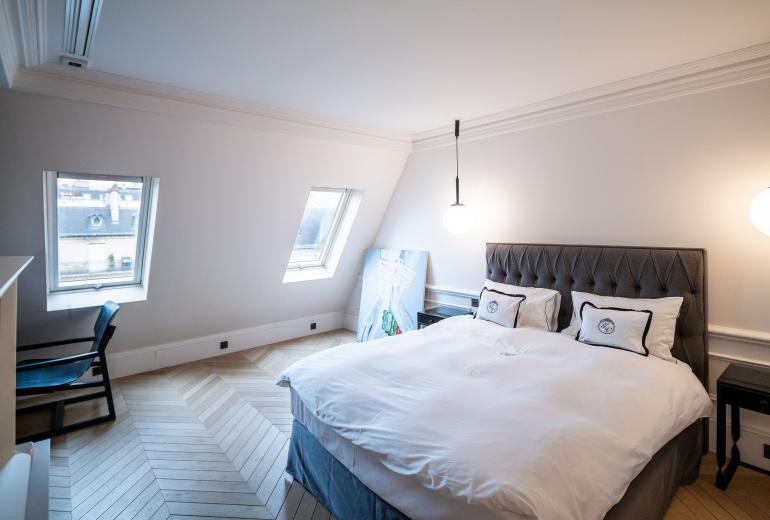 Par047 - Luxurious Duplex on Avenue George V