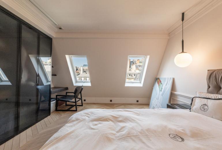 Par047 - Luxurious Duplex on Avenue George V