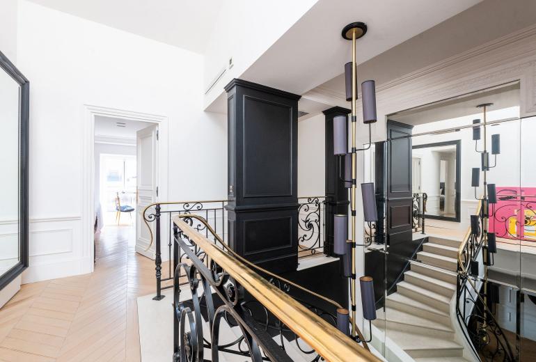 Par047 - Luxurious Duplex on Avenue George V