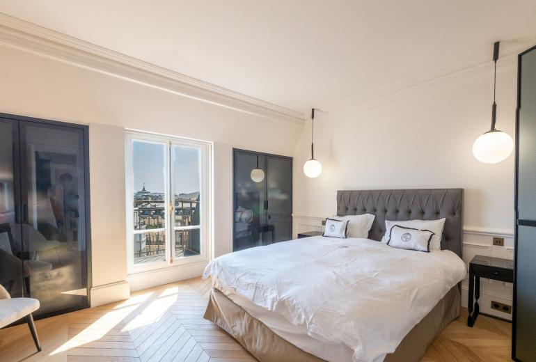 Par047 - Luxurious Duplex on Avenue George V