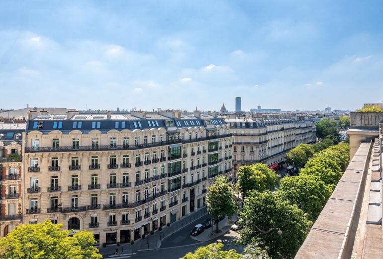 Par047 - Luxurious Duplex on Avenue George V