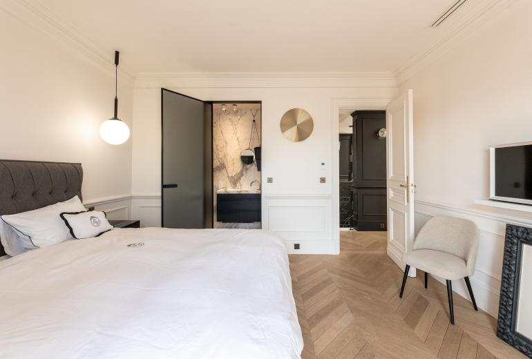 Par047 - Luxurious Duplex on Avenue George V