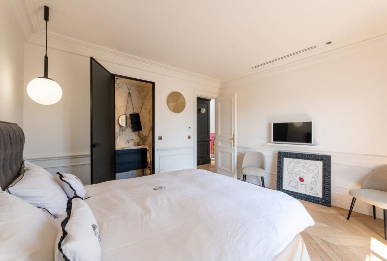 Par047 - Luxurious Duplex on Avenue George V