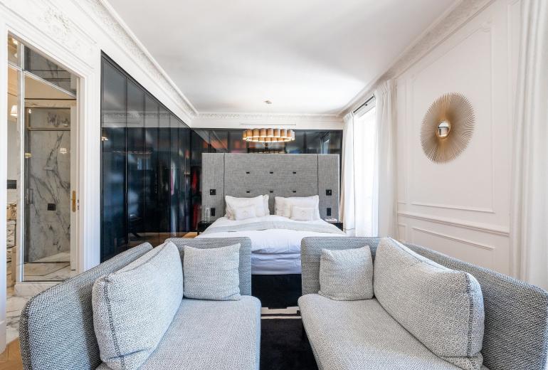 Par047 - Luxurious Duplex on Avenue George V