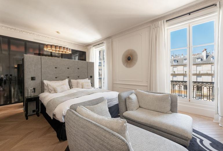 Par047 - Luxurious Duplex on Avenue George V