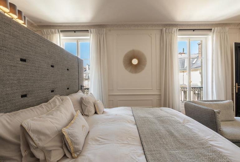 Par047 - Luxurious Duplex on Avenue George V