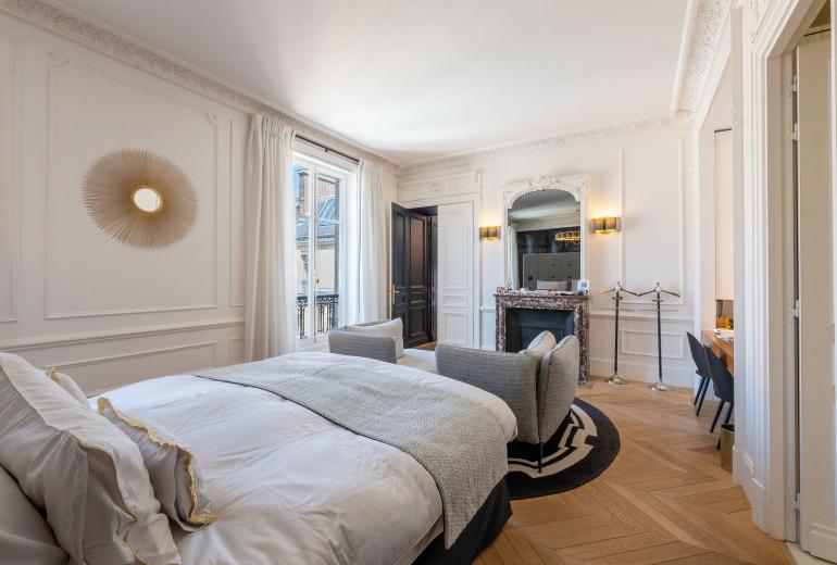 Par047 - Luxurious Duplex on Avenue George V