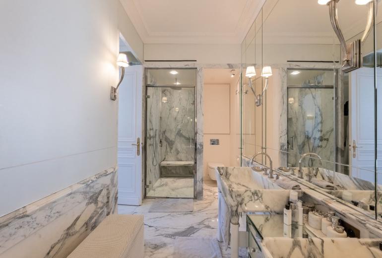 Par047 - Luxurious Duplex on Avenue George V