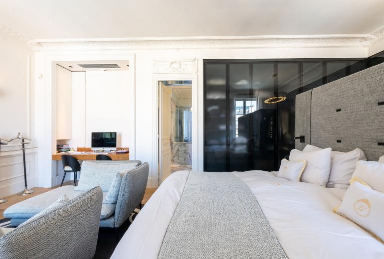 Par047 - Luxurious Duplex on Avenue George V
