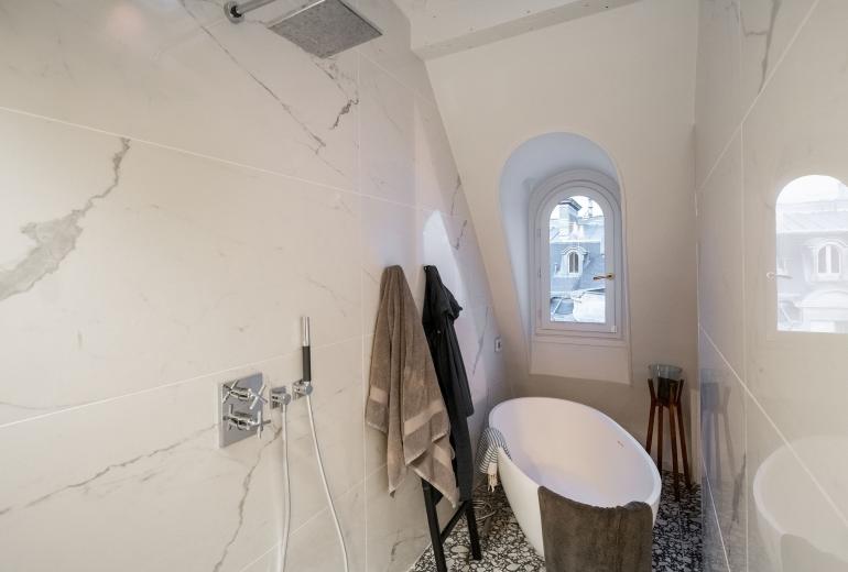 Par087 - Incroyable penthouse parisien avec toit-terrasse
