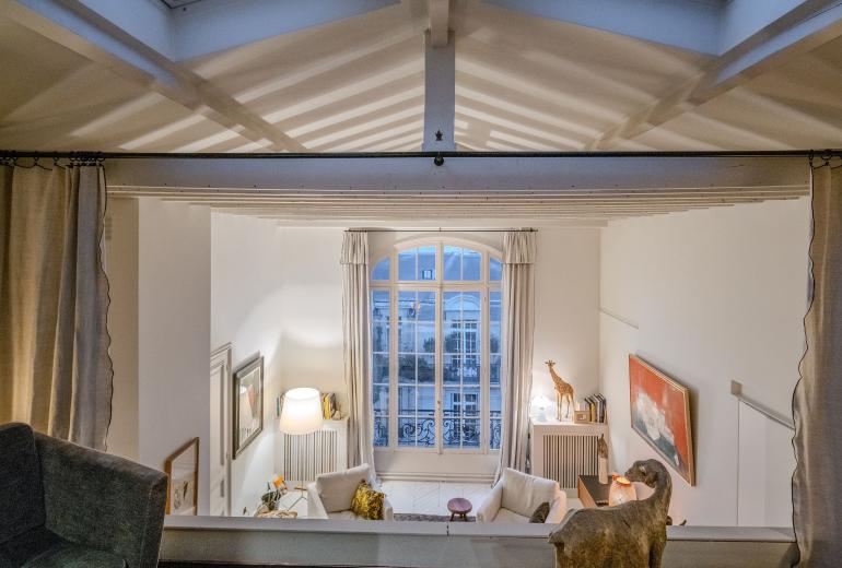 Par087 - Incroyable penthouse parisien avec toit-terrasse