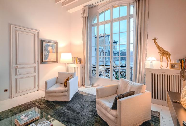 Par087 - Incroyable penthouse parisien avec toit-terrasse