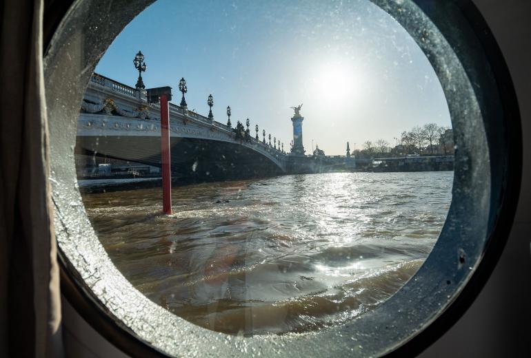 Par054 - Péniche de prestige à Paris