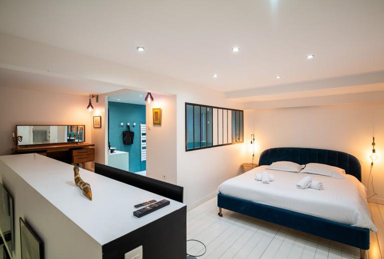 Par053 - Large 5 bedroom loft in Paris