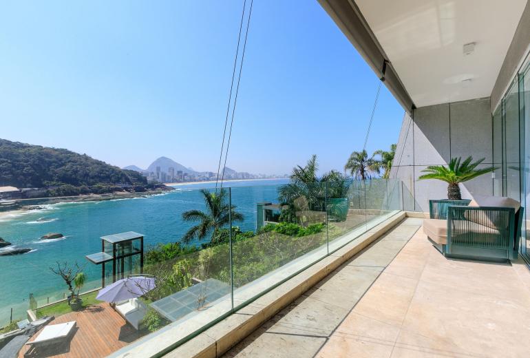 Rio010 - Large mansion by the sea in Leblon