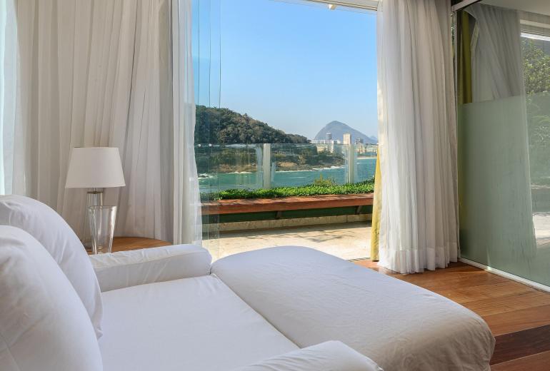 Rio010 - Large mansion by the sea in Leblon