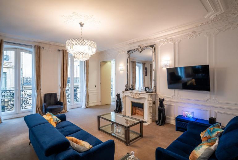 Par191 - Four bedroom apartment in Paris 8.