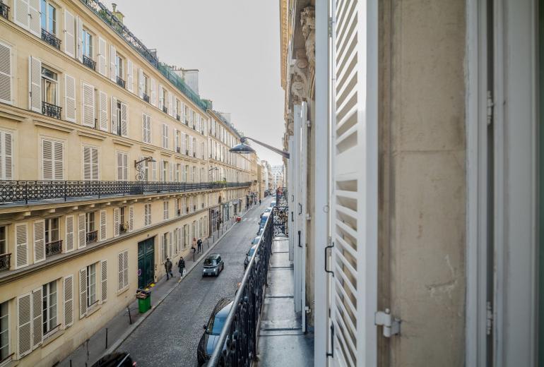 Par191 - Four bedroom apartment in Paris 8.