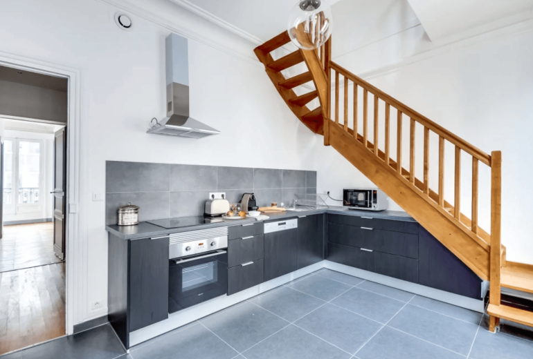 Par208 - Appartement 3 chambres à Paris 8