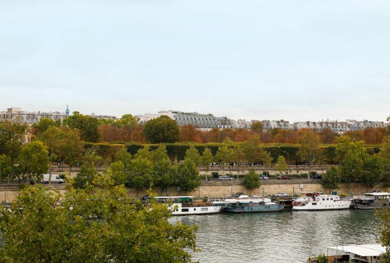Par139 - Appartement sur le Quai Anatole France