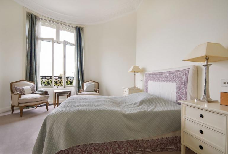 Par139 - Appartement sur le Quai Anatole France