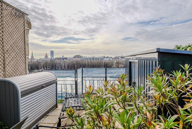 Par302 - Terrace overlooking the Seine river