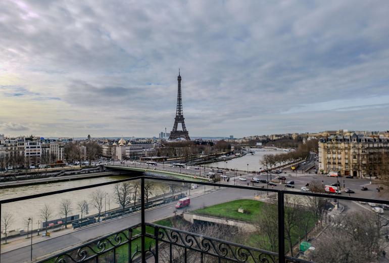 Par302 - Terrace overlooking the Seine river