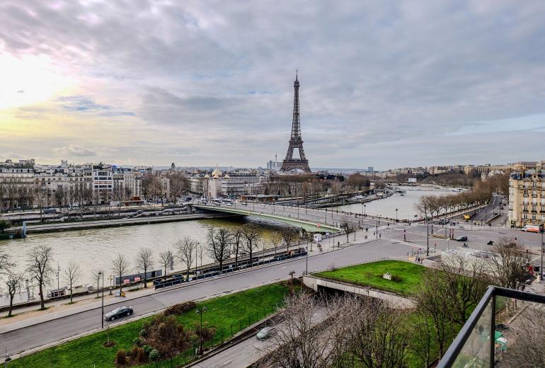 Par302 - Terrace overlooking the Seine river