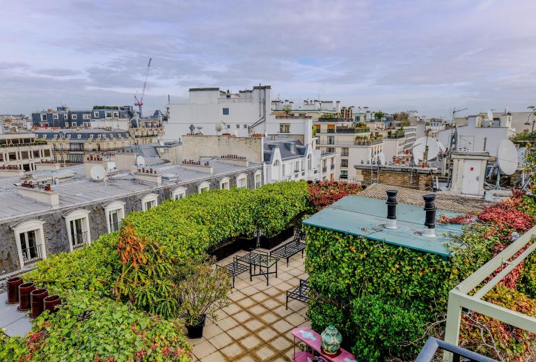 Par302 - Terrace overlooking the Seine river