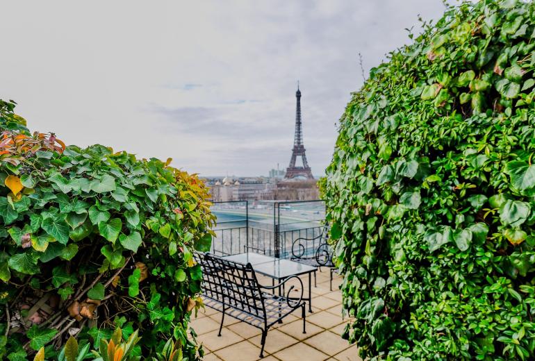 Par302 - Terrace overlooking the Seine river