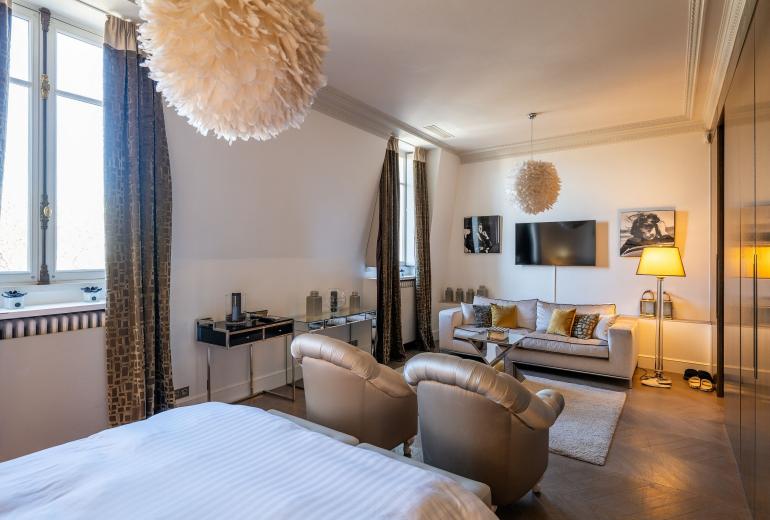 Par016 - Luxury 9 bedroom mansion in Paris 16