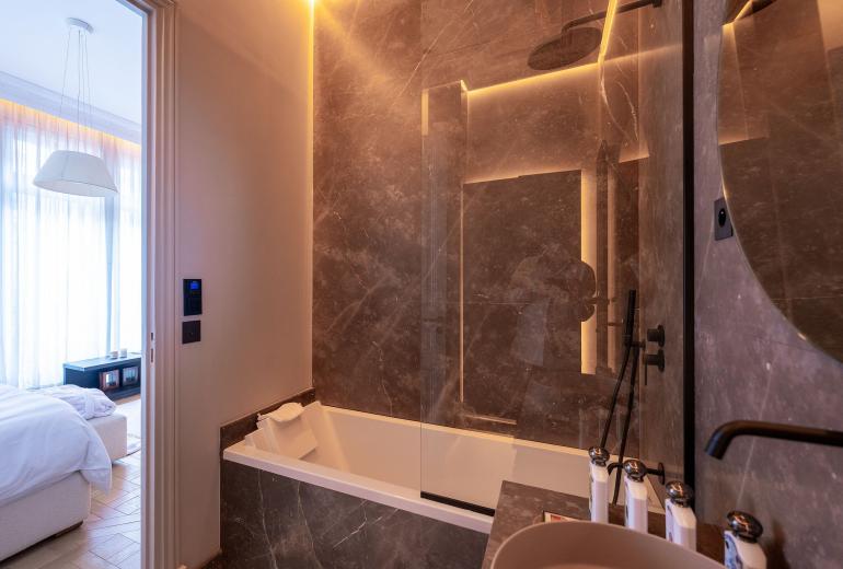 Par072 - Luxury 5 bedroom apartment in Chaillot