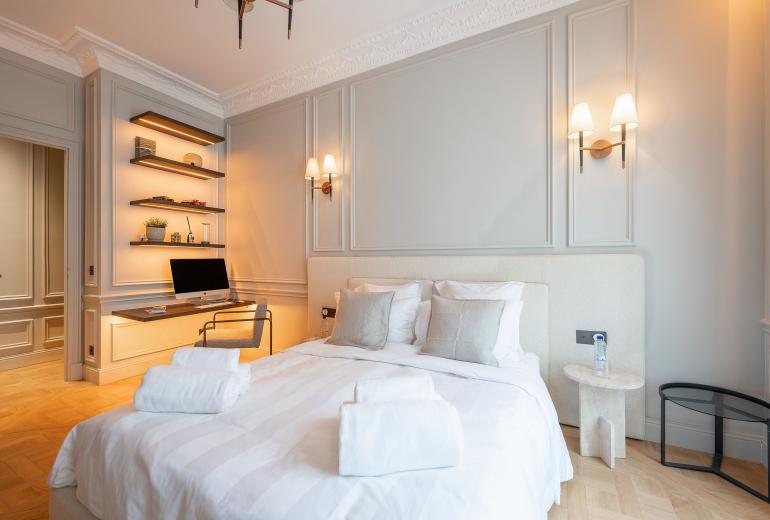 Par072 - Luxury 5 bedroom apartment in Chaillot