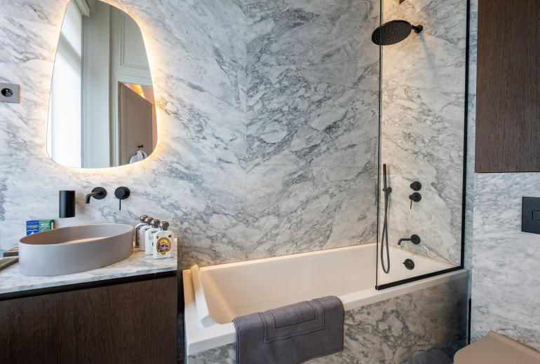 Par072 - Luxury 5 bedroom apartment in Chaillot