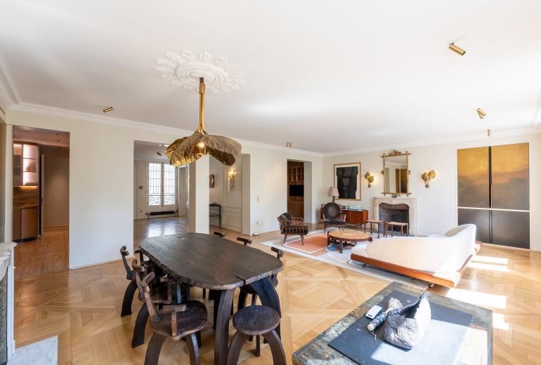 Par143 - Appartement de prestige Avenue Montaigne