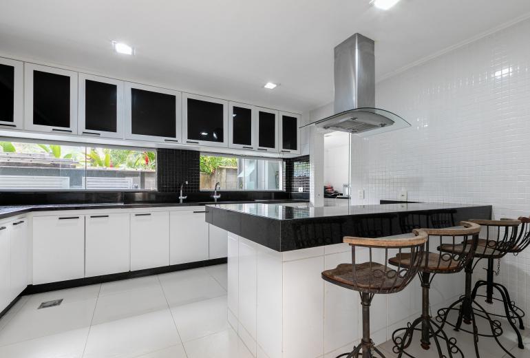 Ang063 - Beautiful House in Porto Frade