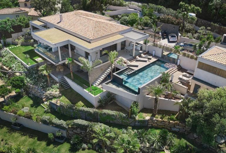 Azu052 - Villa Contemporaine de Prestige à Gassin