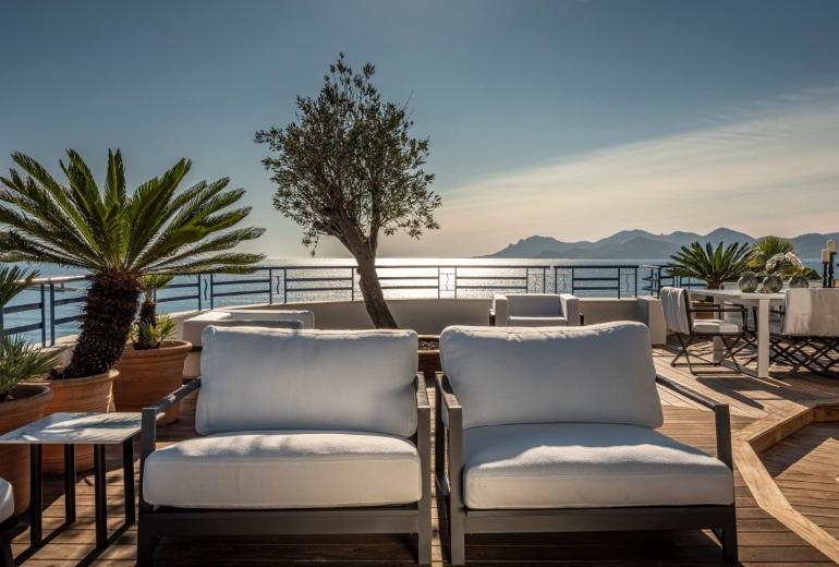 Azu060 - 1250 sqm luxury penthouse with terrace