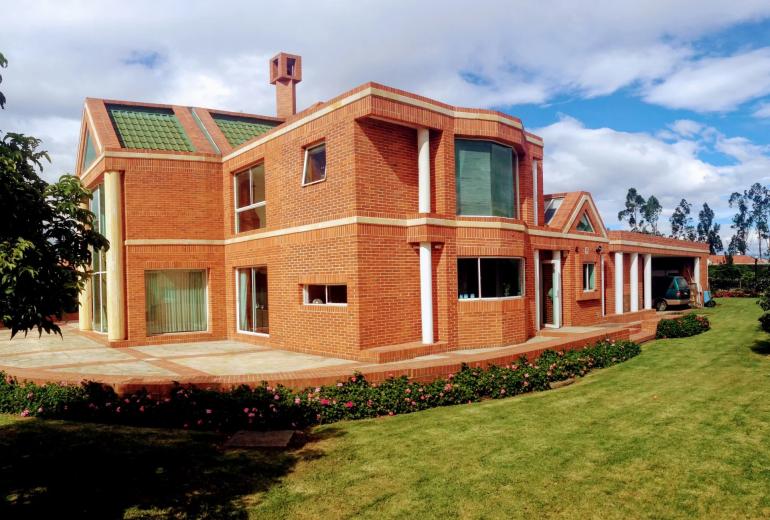 Bog900 – Amplia casa en prestigioso condominio en Mosquera