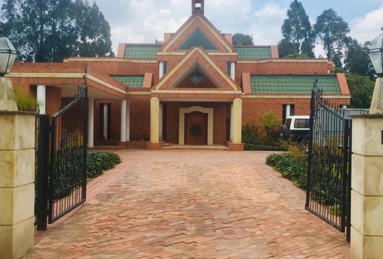 Bog900 – Amplia casa en prestigioso condominio en Mosquera