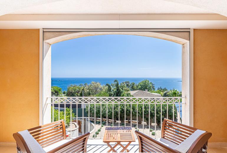 Azu132 - Villa d’Exception à Louer à Super Cannes