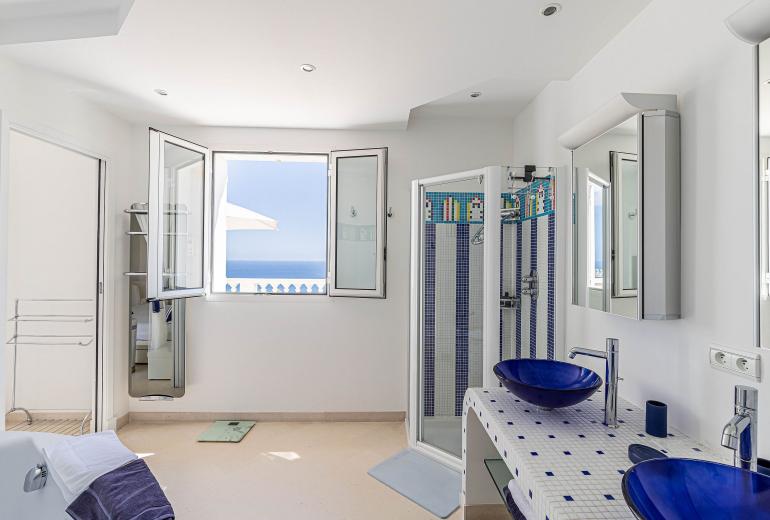 Azu132 - Villa d’Exception à Louer à Super Cannes