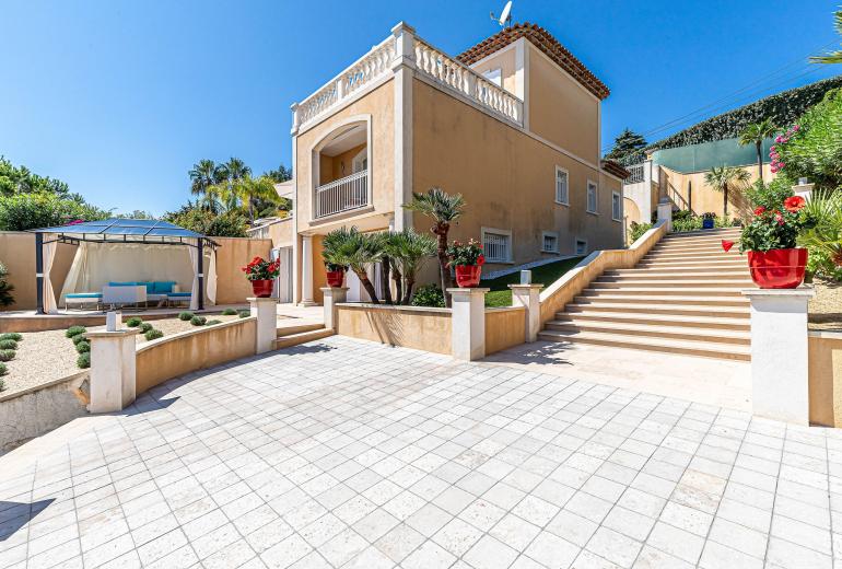 Azu132 - Villa d’Exception à Louer à Super Cannes