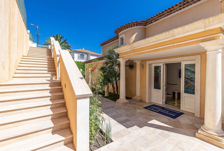 Azu132 - Villa d’Exception à Louer à Super Cannes