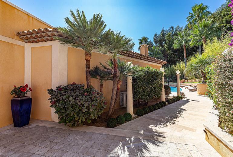 Azu132 - Villa d’Exception à Louer à Super Cannes