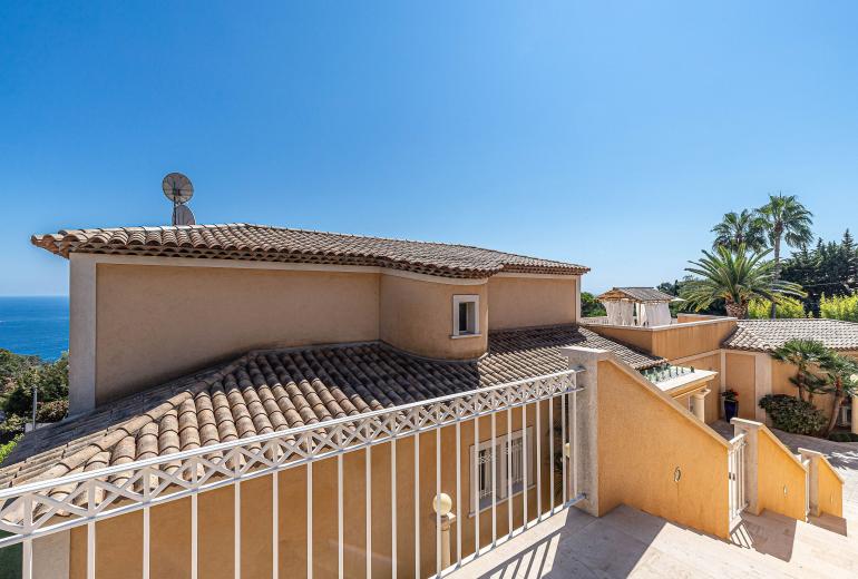 Azu132 - Villa d’Exception à Louer à Super Cannes