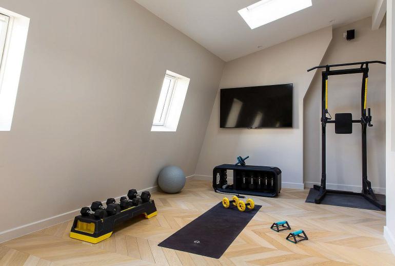 Par053 - Appartement de 6 chambres avec gym